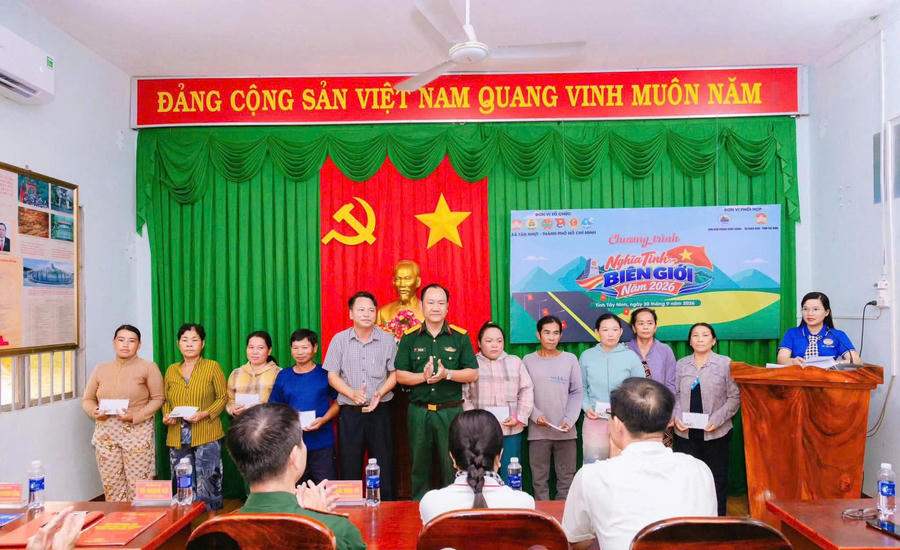 Ngay sau lễ ký kết, đoàn công tác xã Tân Nhựt đã trao nhiều phần quà, công trình và phương tiện thiết thực cho cán bộ, chiến sĩ và người dân có hoàn cảnh khó khăn - (Ảnh: xã Tân Nhựt)
