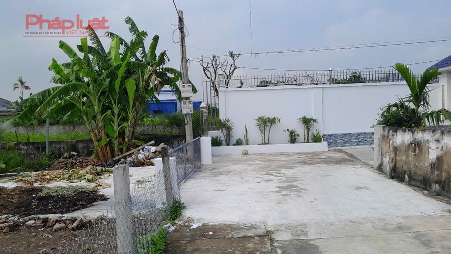 Bức tường phía trước được UBND xã Giao Hoà xác định hộ ông Cường xây dựng là hành vi vi phạm trật tự xây dựng và lấn chiếm đất công.