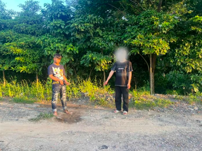 Đối tượng Đàm Phương Đông (bên trái) cùng bị hại chỉ dẫn tại hiện trường vụ cướp tài sản dưới sự chứng kiến của cơ quan Công an. Ảnh Công an tỉnh Hưng Yên. Đối tượng Đàm Phương Đông (bên trái) cùng bị hại chỉ dẫn tại hiện trường vụ cướp tài sản dưới sự chứng kiến của cơ quan Công an. Ảnh Công an tỉnh Hưng Yên.