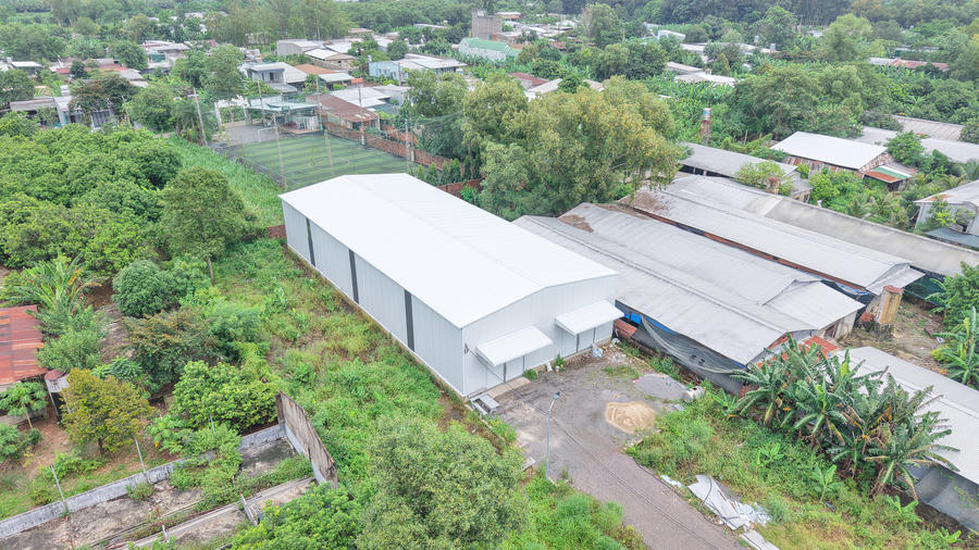 Nhà xưởng quy mô lớn xuất hiện trên thửa đất số 1459, tờ 65, diện tích 1391,4m2, có mục đích sử dụng là đất trồng cây hằng năm khác, tại xã Thống Nhất.