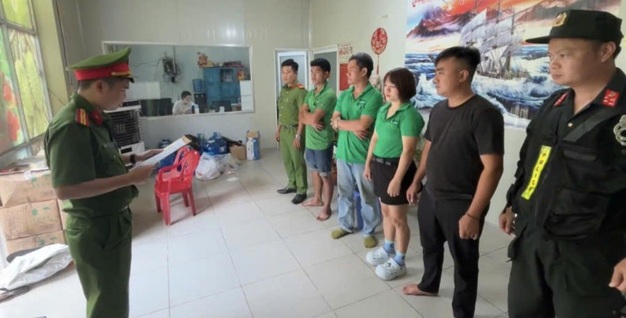 Các đối tượng trong đường dây sản xuất, buôn bán phân bón giả quy mô đặc biệt lớn bị triệt phá. Ảnh: Công an tỉnh Đắk Lắk