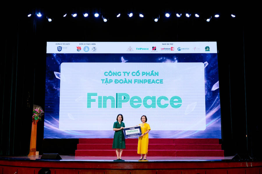 Các đại biểu, khách mời, nhà tài trợ chụp ảnh lưu niệm
cùng Ban lãnh đạo và tập thể giảng viên Khoa Luật – Học viện Ngân hàng.