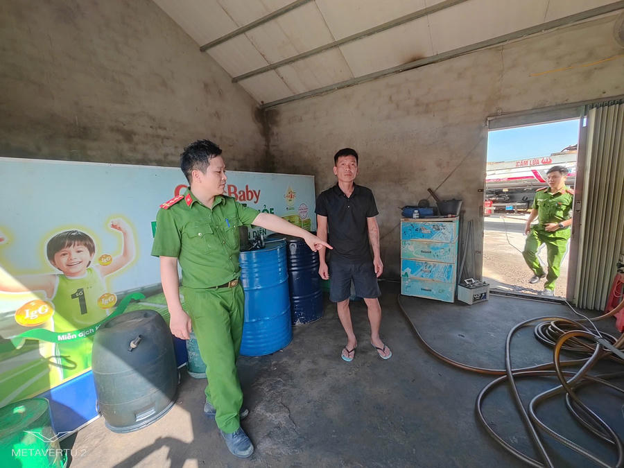 Lực lượng Cảnh sát PCCC và CNCH kiểm tra, phát hiện xe ô tô đang hút chất lỏng nghi là dầu DO từ bể chứa tại cơ sở thu mua phế liệu. (Ảnh: Công an tỉnh Thanh Hóa)