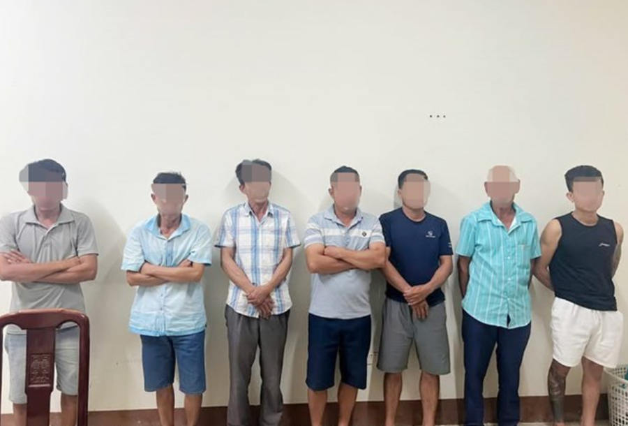 7 trong số 8 đối tượng bị khởi tố về tội đánh bạc. Ảnh: Công an xã Cẩm Hưng