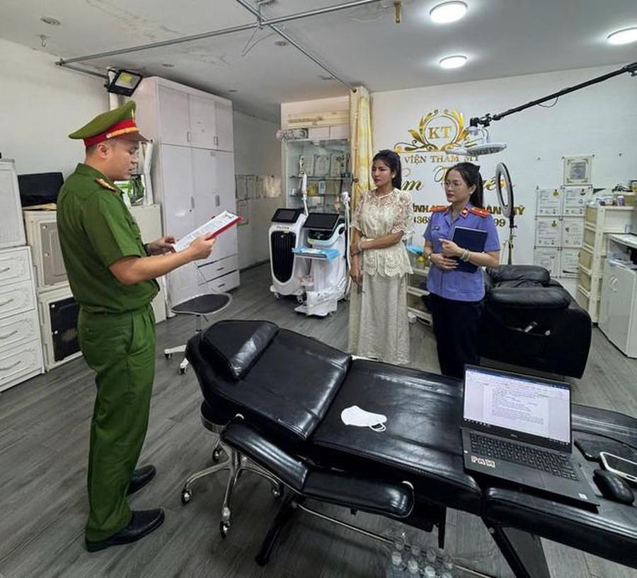 Phòng Cảnh sát kinh tế, Công an tỉnh Cao Bằng công bố quyết định khởi tố vụ án, khởi tố bị can đối với Nông Thị Tuyến . (Ảnh: Công an Cao Bằng).