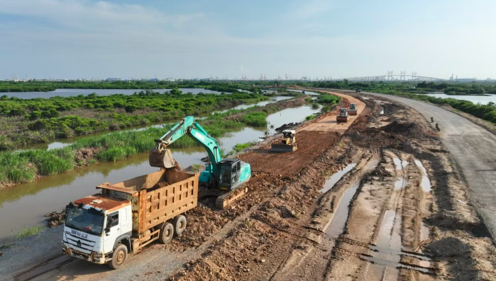 Mặt bằng được đảm bảo, dự án Đường ven sông giai đoạn 1 đang tập trung tổ chức thi công đồng loạt nhiều hạng mục. Ảnh Đỗ Phương