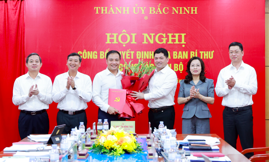 Thường trực Thành ủy Bắc Ninh tặng hoa chúc mừng ông Đào Thanh Trường tại buổi công bố quyết định. Ảnh: Thành uỷ Bắc Ninh.