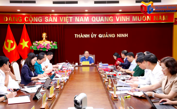 Ông Quản Minh Cường, Ủy viên Trung ương Đảng, Bí thư Thành ủy, Trưởng Đoàn ĐBQH thành phố Quảng Ninh chủ trì hội nghị. Ảnh baoquangninh.vn
