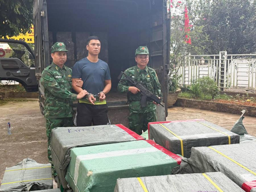 Đối tượng Trần Quang Khải cùng tang vật và phương tiện bị bắt giữ. (Laocai.gov.vn).