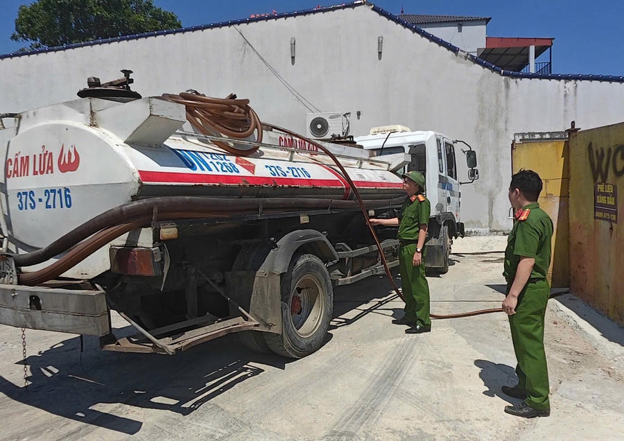 Lực lượng Cảnh sát PCCC và CNCH kiểm tra, phát hiện xe ô tô đang hút chất lỏng nghi là dầu DO từ bể chứa tại cơ sở thu mua phế liệu. (Ảnh: Công an tỉnh Thanh Hóa)