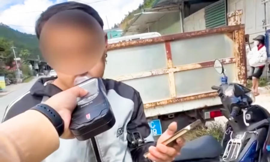 Người điều khiển xe máy vi phạm nồng độ cồn nhiều lần thực hiện không đúng hướng dẫn, có biểu hiện né tránh, kéo dài thời gian kiểm tra của lực lượng chức năng. (Ảnh: Cục CSGT).