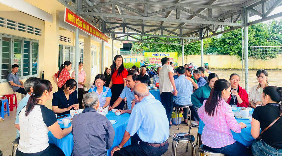 Cán bộ phường Dầu Giây cùng người dân khu phố Xuân Thạnh trao đổi tại chương trình “Cà phê sáng - Lắng nghe, trao đổi với Nhân dân”.