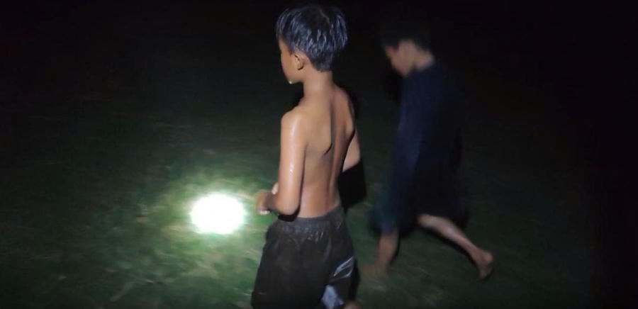 2 cháu bé đã được an toàn. (Ảnh cắt từ video).