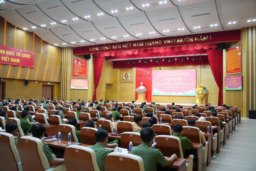 Toàn cảnh hội nghị.
