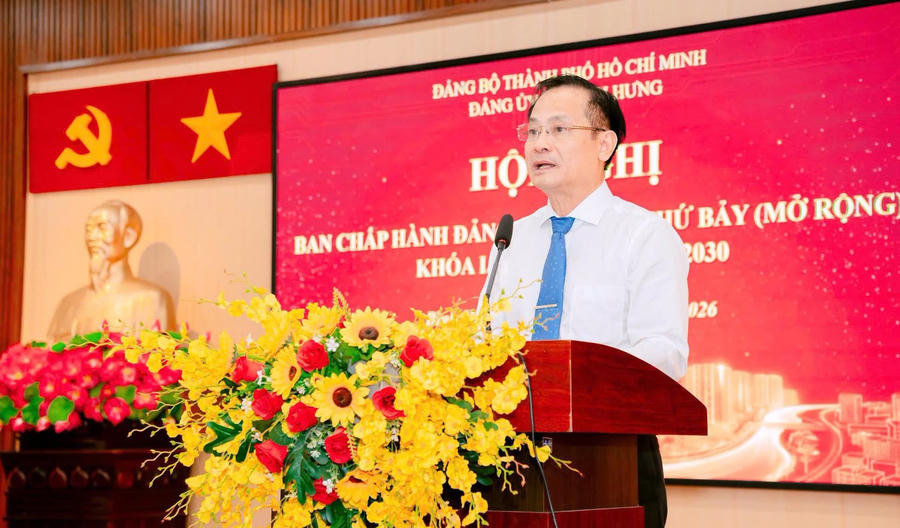 Đồng chí Phạm Văn Lũy, Bí thư Đảng ủy, Chủ tịch HĐND xã Bình Hưng phát biểu tại hội nghị