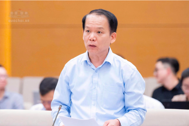 Bộ trưởng Bộ Tư pháp Hoàng Thanh Tùng trình bày tờ trình dự án Luật tại phiên họp. Ảnh: Quochoi.vn