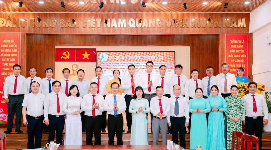 Các đại biểu tham dự hội nghị, tham gia ký cam kết thực hiện Chỉ thị số 19-CT/TU