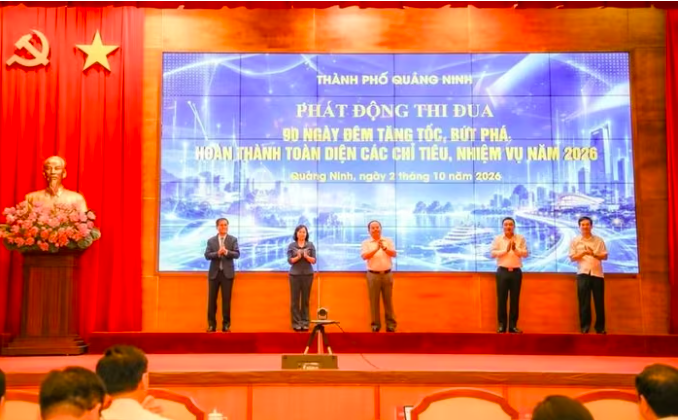 Lãnh đạo TP Quảng Ninh thực hiện nghi thức phát động thi đua. Ảnh CTTĐT Quảng Ninh