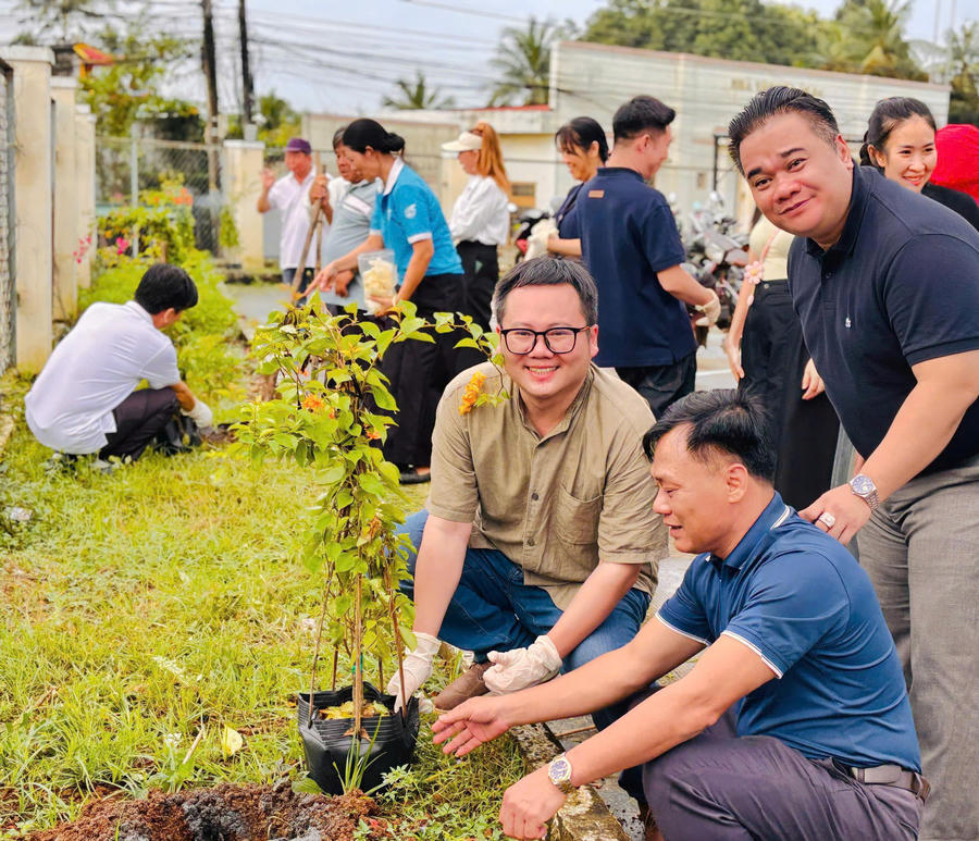 Đại diện địa phương, doanh nghiệp và người dân tham gia trồng cây xanh tại khu phố Xuân Thạnh.
