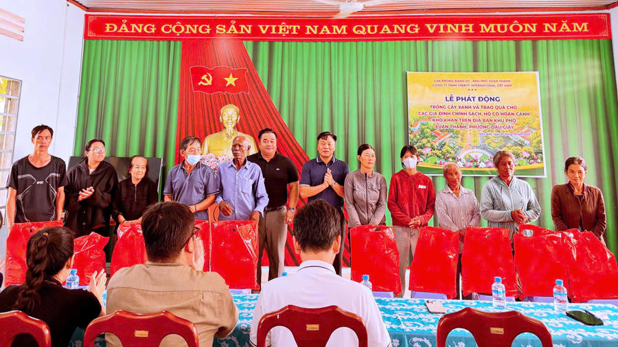 Ban tổ chức trao quà cho các gia đình chính sách và hộ có hoàn cảnh khó khăn trên địa bàn khu phố Xuân Thạnh.