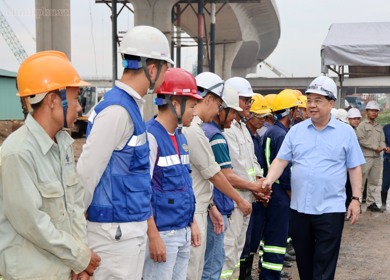 Phó Thủ tướng Thường trực Chính phủ Phạm Gia Túc thăm động viên công nhân trên công trường nút giao Tân Vạn - Ảnh: chinhphu.vn/Phương Nguyên