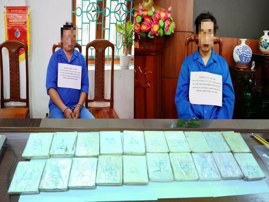 Các đối tượng cùng 20 bánh heroin tang vật vụ án. (Ảnh: Công an tỉnh Lai Châu).