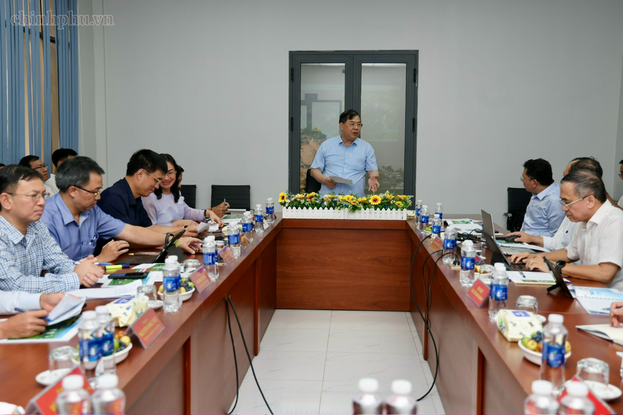 Phó Thủ tướng Thường trực Chính phủ Phạm Gia Túc làm việc về tiến độ triển khai Dự án Nhà máy điện khí LNG Hiệp Phước - Ảnh: VGP