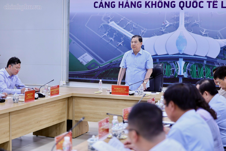 Kết luận cuộc làm việc, Phó Thủ tướng Thường trực Chính phủ Phạm Gia Túc yêu cầu các bộ, cơ quan, địa phương, chủ đầu tư, nhà thầu và đơn vị liên quan chuyển sang trạng thái nước rút, tăng tốc; tổ chức thi công 24/7 đối với các hạng mục đường găng, khối lượng còn lại lớn; kiểm soát chặt tiến độ từng ngày - Ảnh: chinhphu.vn/Phương Nguyên