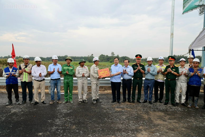 Phó Thủ tướng Thường trực Chính phủ Phạm Gia Túc tặng quà cho công nhân trên công trường thi công mở rộng cầu Long Thành - Ảnh: chinhphu.vn/Phương Nguyên