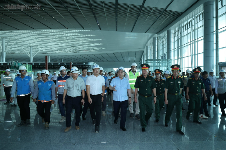 Phó Thủ tướng Thường trực Chính phủ Phạm Gia Túc kiểm tra nhà ga hành khách sân bay Long Thành - Ảnh: chinhphu.vn/Phương Nguyên