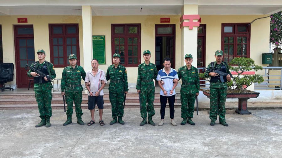 BĐBP bắt giữ 02 đối tượng Ly Thền Hồ và Sùng Văn Quang. (Ảnh: Trung Dũng).