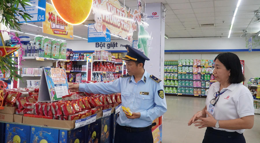 Đội Quản lý thị trường số 7 ( QLTT Đà Nẵng) tiến hành kiểm tra đột xuất một cơ sở kinh doanh trên địa bàn phường Tam Kỳ. Ảnh QLTT 