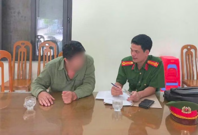  Công an phường Hà An tuyên truyền, giải thích giúp ông S. nhận diện thủ đoạn giả danh cơ quan chức năng để lừa đảo. Ảnh Báo Baovephapluat