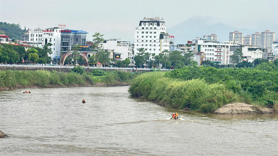 Lực lượng chức năng tìm kiếm kiểm lâm viên mất tích trên sông Hồng thuộc địa bàn phường Lào Cai. (Ảnh: Trọng Bảo).