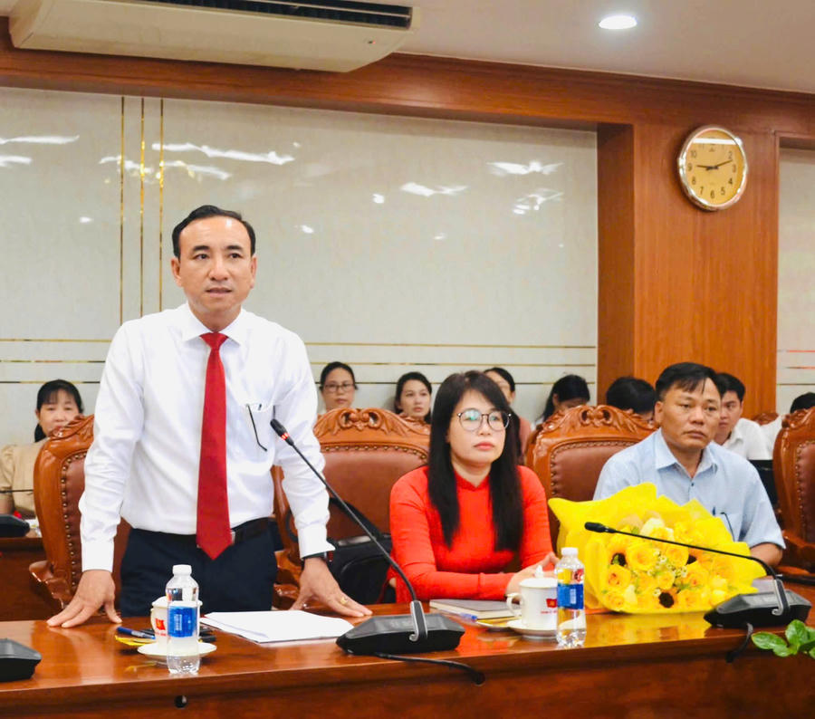 Bí thư Đảng ủy phường Dầu Giây Nguyễn Xuân Cường phát biểu nhận nhiệm vụ. Ảnh: Phương Hằng