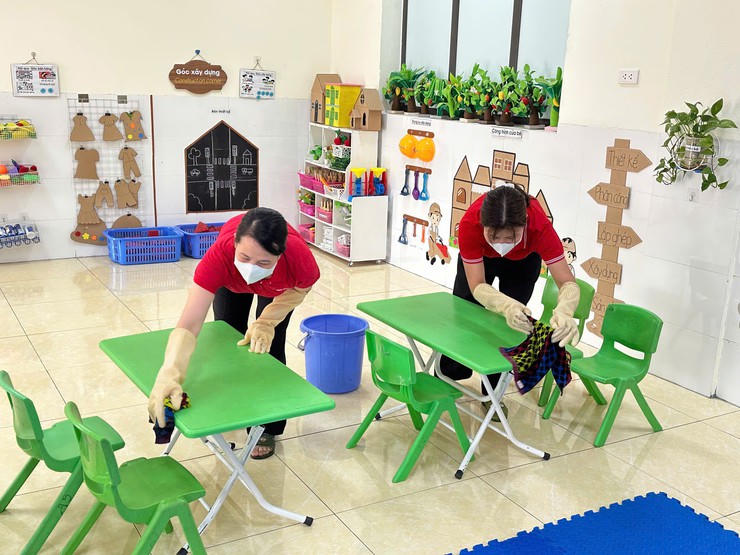 Đồ chơi, dụng cụ ăn uống, tay nắm cửa, mặt bàn và những vật dụng trẻ thường xuyên tiếp xúc cần được vệ sinh thường xuyên. (Ảnh minh họa: Sở Y tế TP Hà Nội)