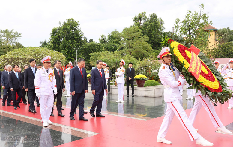 Trước giờ khai mạc Hội nghị lần thứ Tư Ban Chấp hành Trung ương Đảng khóa XIV, Đoàn đại biểu Ban Chấp hành Trung ương Đảng đến đặt vòng hoa, dâng hương tưởng niệm các Anh hùng liệt sĩ tại Đài tưởng niệm các Anh hùng liệt sĩ trên đường Bắc Sơn, Hà Nội - Ảnh: chinhphu.vn/Nhật Bắc