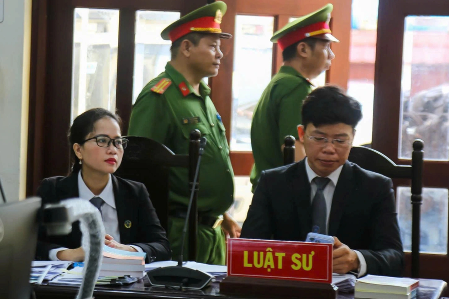 Hai luật sư bảo vệ cho bị hại (Ảnh: Phước Tuần).