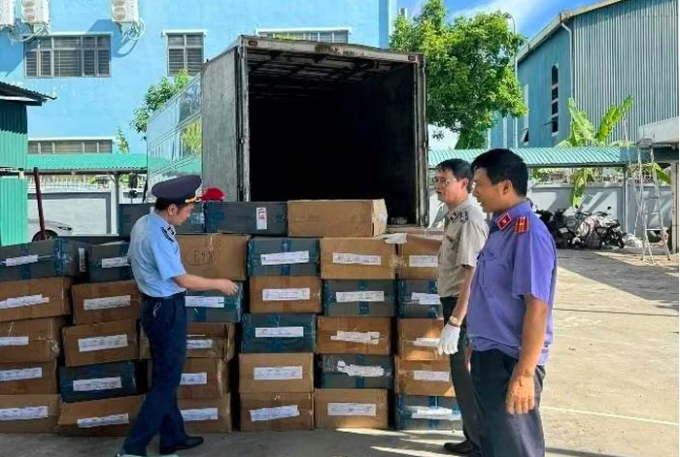  Lực lượng chức năng TP Quảng Ninh tiêu hủy thuốc lá nhập lậu là tang vật trong vụ án.