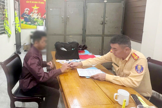 Cán bộ Công an làm việc với trường hợp vi phạm (Ảnh: Công an  Quảng Ninh).

