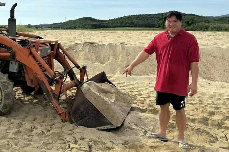 Cao Văn Tỉnh tại khu vực bị xác định là khai thác cát trái phép.