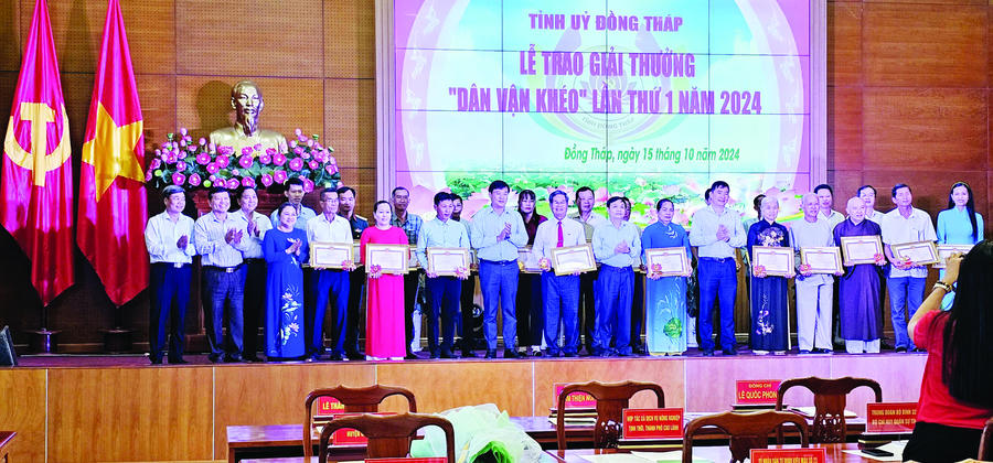 Song song với hoạt động sản xuất, kinh doanh, ông còn tích cực tham gia các hoạt động xã hội, từ thiện, nhân đạo, một trong những điển hình tiêu biểu của tỉnh Đồng Tháp và hoạt động tình nguyện cấp quốc gia.