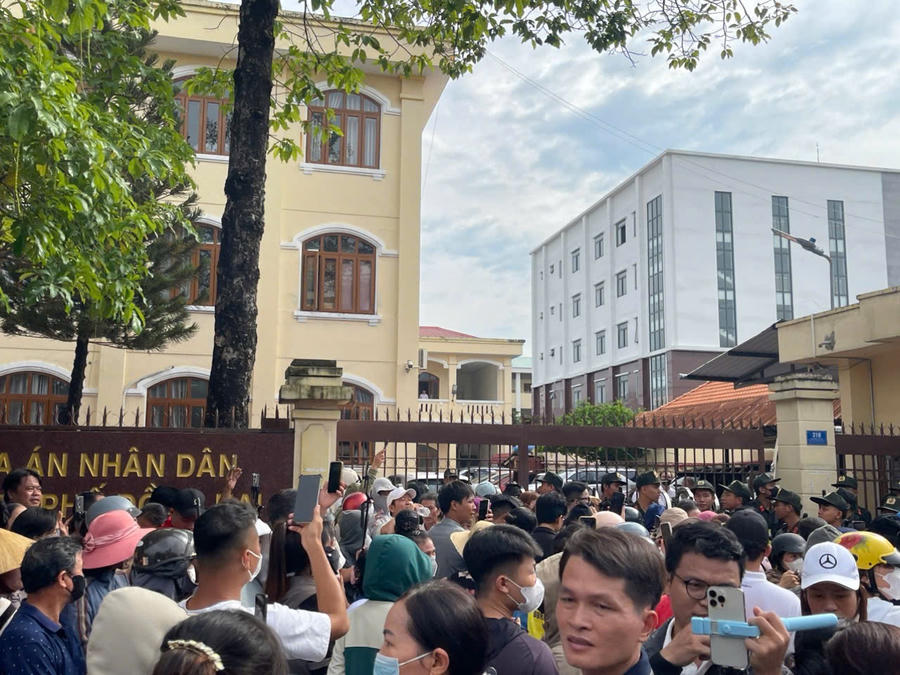 Hàng nghìn người tập trung trước TAND thành phố Đồng Nai trong ngày xét xử vụ án sát hại ba mẹ con.