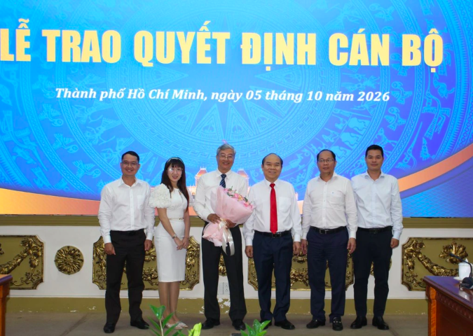 Lãnh đạo UBND TPHCM cùng đại diện các cơ quan tặng hoa chúc mừng ông Phạm Bình An nhận nhiệm vụ mới (Ảnh: Minh Dung).
Lãnh đạo UBND TPHCM cùng đại diện các cơ quan tặng hoa chúc mừng ông Phạm Bình An nhận nhiệm vụ mới (Ảnh: Minh Dung).