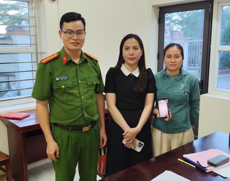 Công an phường Liêm Tuyền kịp thời giúp người dân nhận lại hơn 1 tỷ đồng chuyển khoản nhầm.