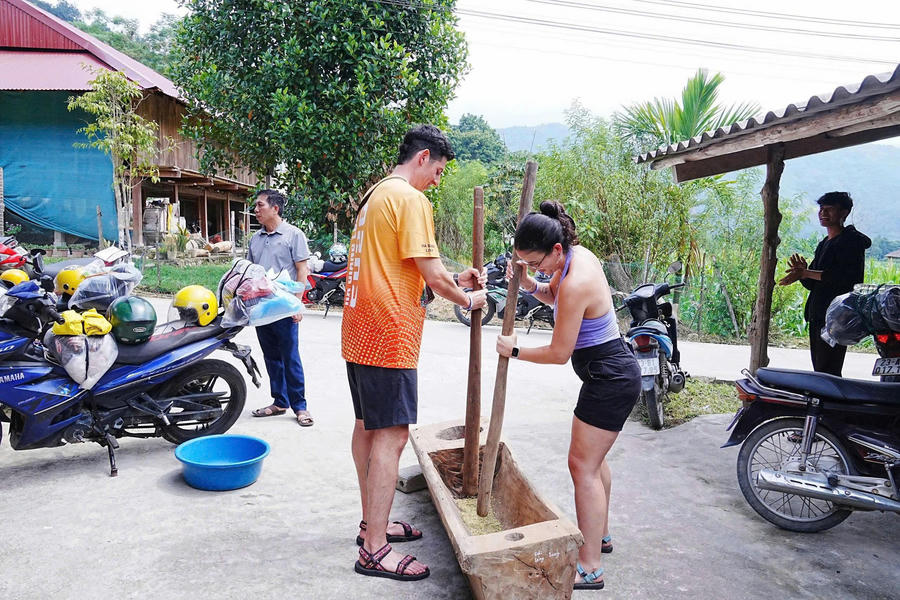 Du khách nước ngoài trải nghiệm giã cốm.