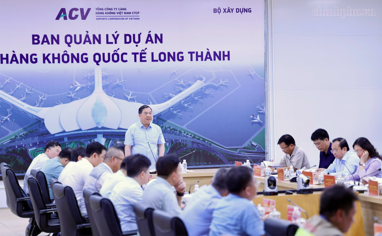 Phó Thủ tướng Thường trực Chính phủ Phạm Gia Túc làm việc về tiến độ các dự án thành phần của Cảng hàng không quốc tế Long Thành ngày 4/10. Ảnh: VGP