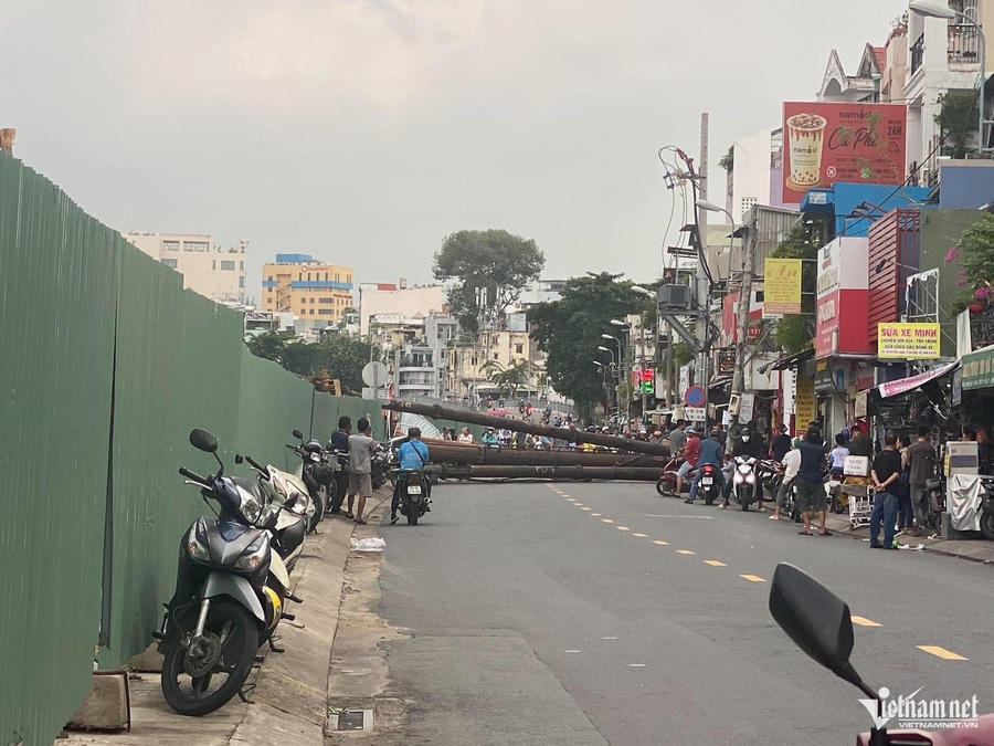 Giao thông trên đường Bùi Hữu Nghĩa tê liệt do khối sắt nằm chắn ngang.