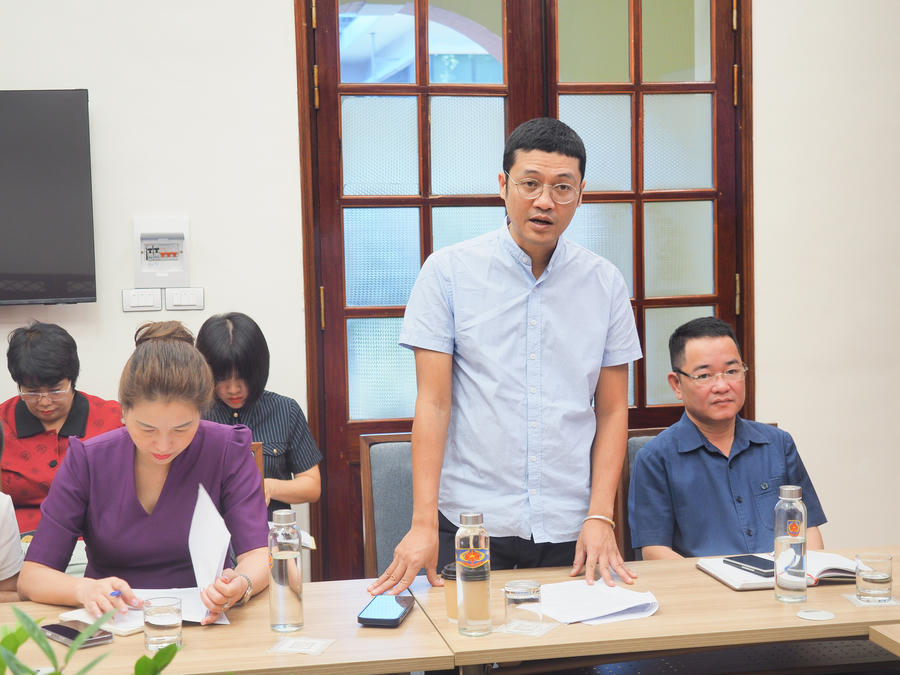 Phó Bí thư Đảng ủy, Phó Tổng Biên tập Hà Ánh Bình báo cáo tại buổi làm việc.
