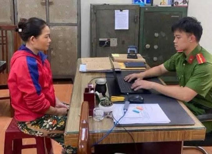 Bùi Thị Hạnh bị khởi tố về hành vi ép bé trai 12 tuổi uống thuốc diệt chuột.